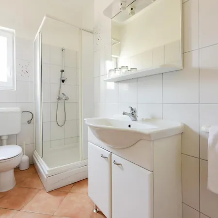 2 Bedroom Cozy In Apartament Ugljan