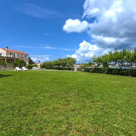 2 Bedroom Cozy In Apartament